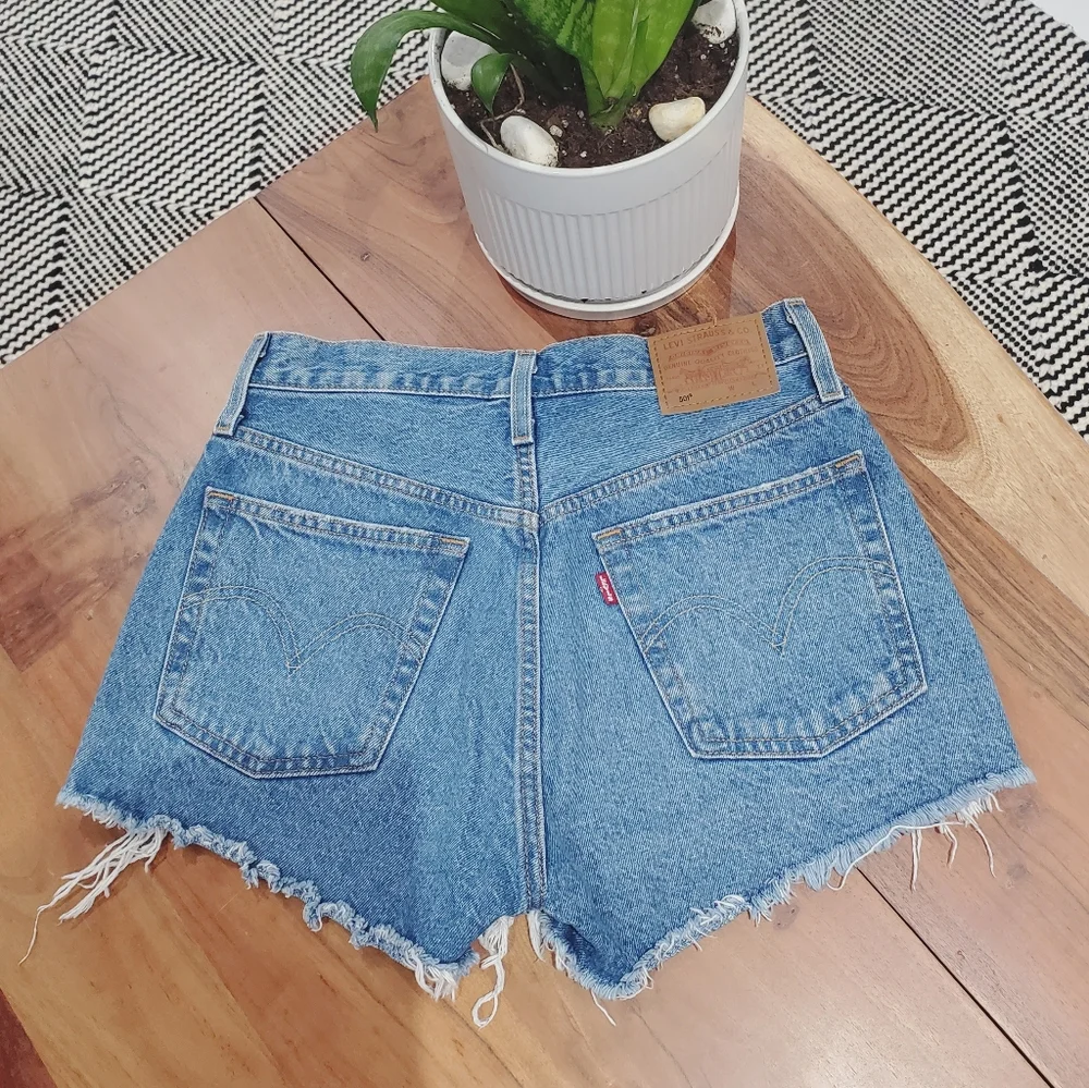 Levi's × Revolve Oxnard Athens High Rise Frayed Shorts - Picture 3 of 10